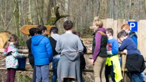 Wildpark Saarbrücken, Kinder untersuchen Graben Wildpark-Akademie